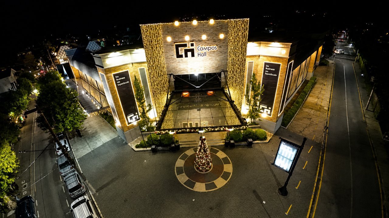 Entrada do Campos Hall iluminada à noite