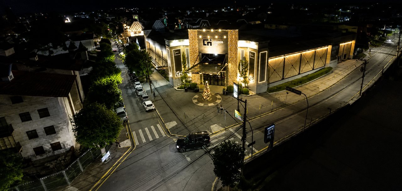 Fachada do Campos Hall à noite
