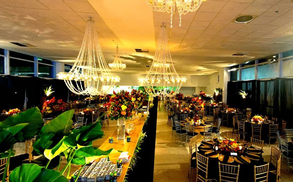 Salão montado para jantar de gala com lustres