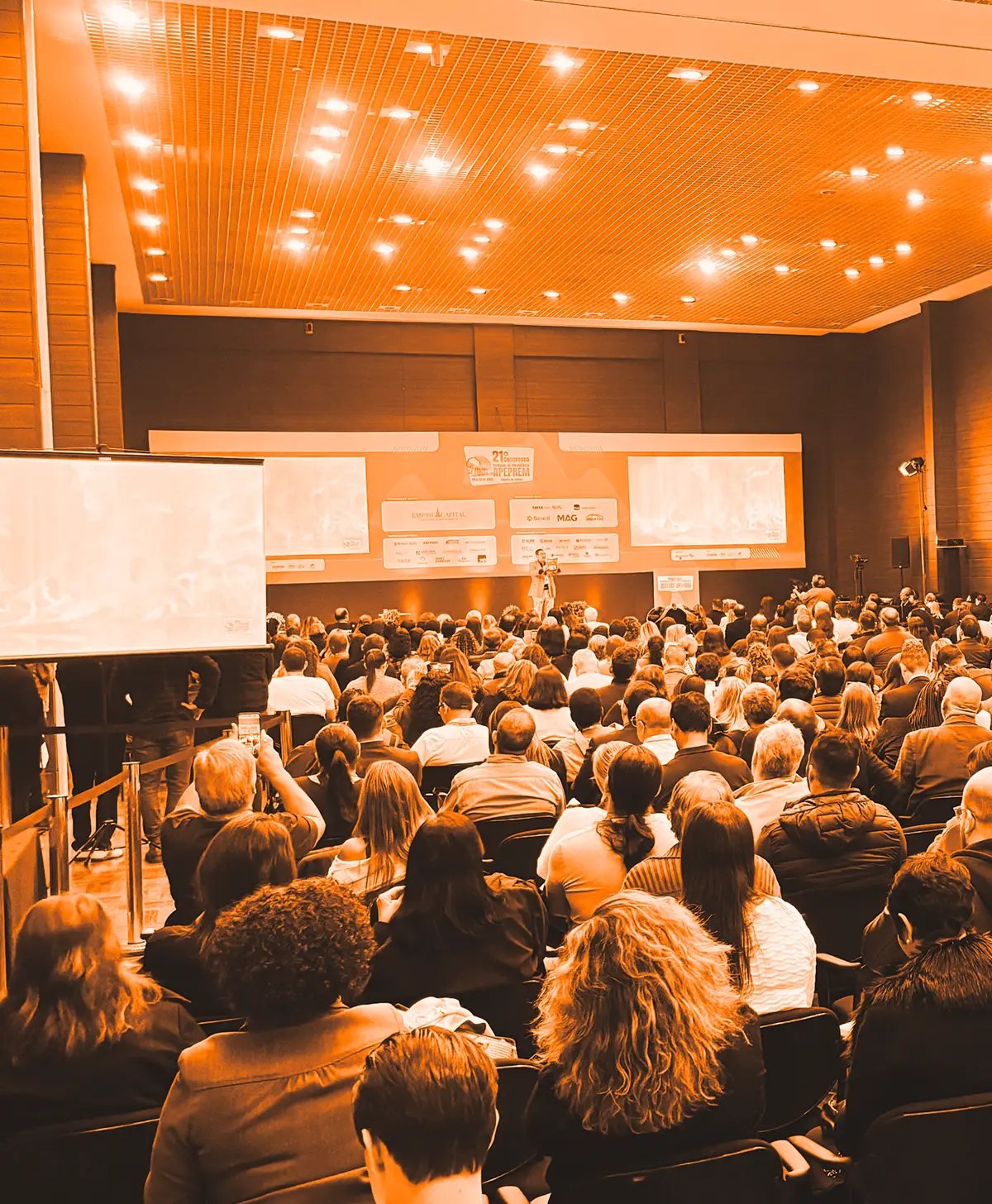 Público acompanhando palestra em congresso