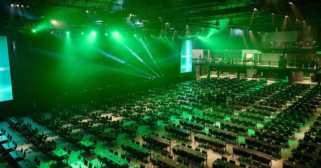 Suhai Music Hall lotada durante show com iluminação verde